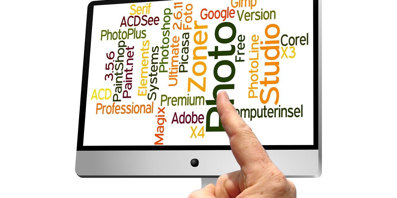 interactuando-pantallas-monitor-tactil