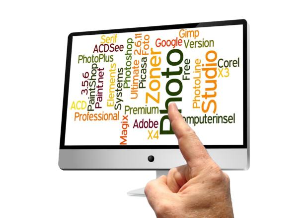 interactuando-pantallas-monitor-tactil