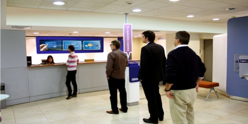 bbva-digital-signage bbva-digital-signage-interactuando