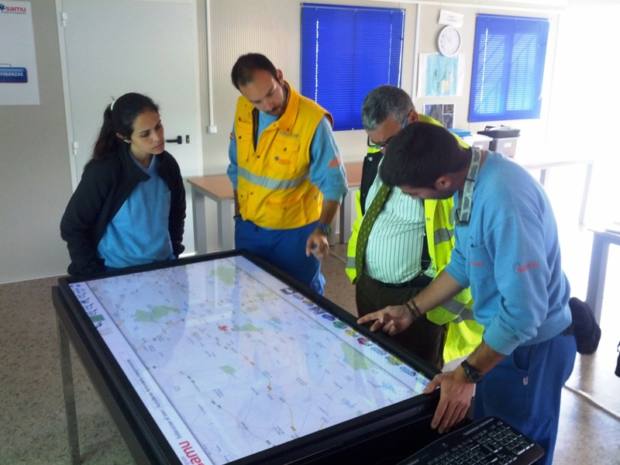 Interactuando, junto con la empresa Samu, ponen en marcha la primera mesa interactiva para simulación de emergencias. El objetivo del proyecto que ya está en marcha en su centro de formación de emergencia en Sevilla, cubre en el área de formación las prácticas de emergencias para la simulación de accidentes
