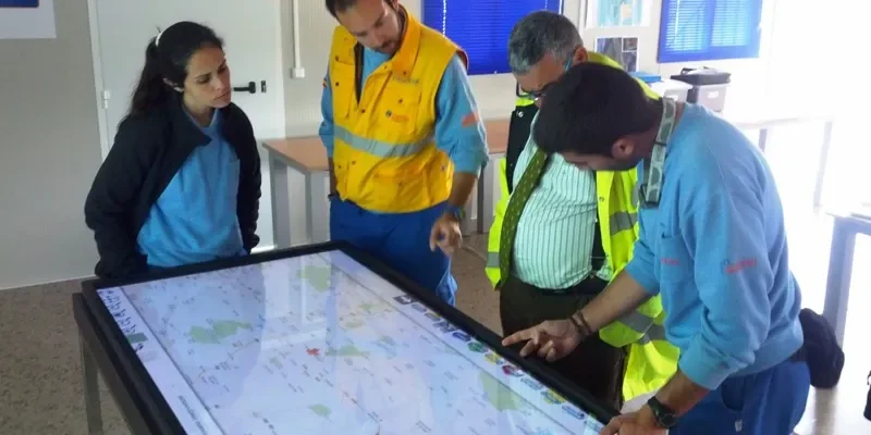 mesa-interactiva-3-multitouch-samu Interactuando, junto con la empresa Samu, ponen en marcha la primera mesa interactiva para simulación de emergencias. El objetivo del proyecto que ya está en marcha en su centro de formación de emergencia en Sevilla, cubre en el área de formación las prácticas de emergencias para la simulación de accidentes