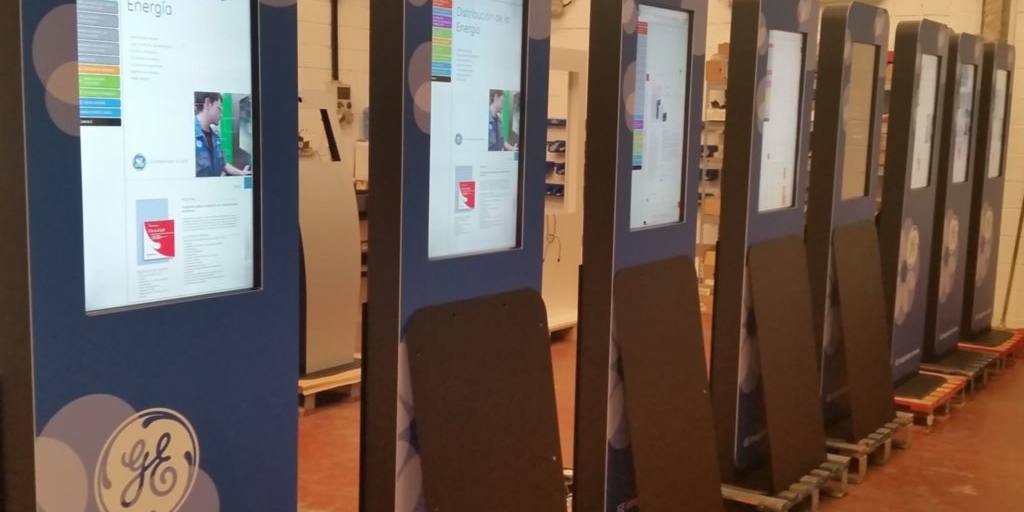 mesa-interactiva-2pantallas-tactiles1 interactuando-interactiva-pantallas-tactiles