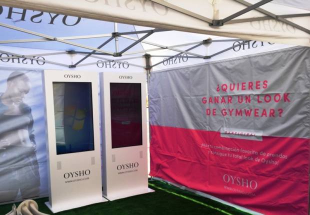 totem-oysho-interactuando-carrera-mujer