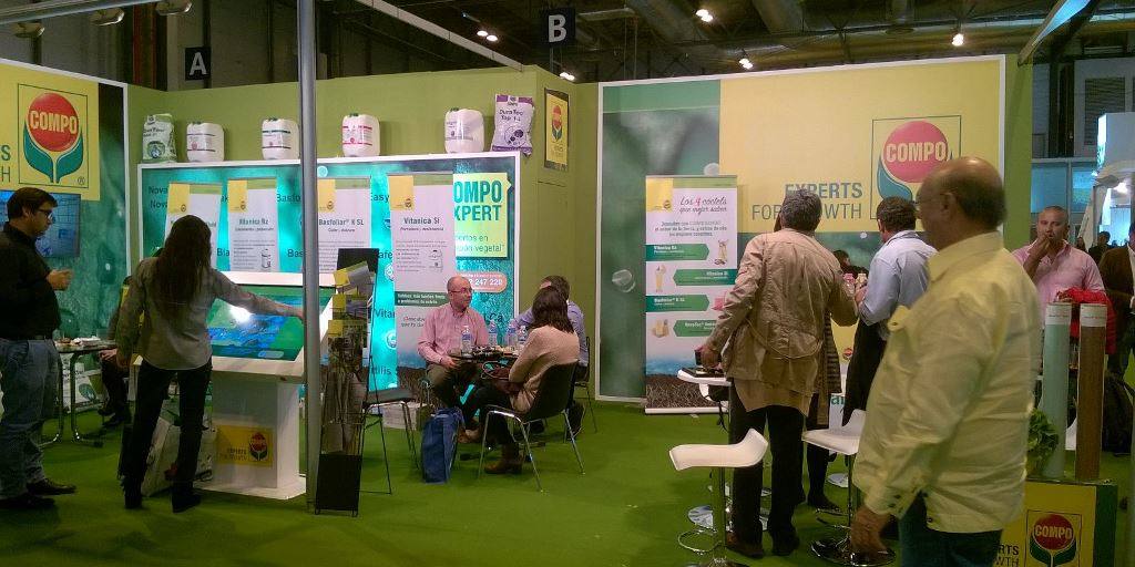 compo-foto-interactuando compo-atril-interactivo-interactuando