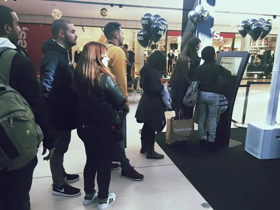 totem-blackfriday-interactuando