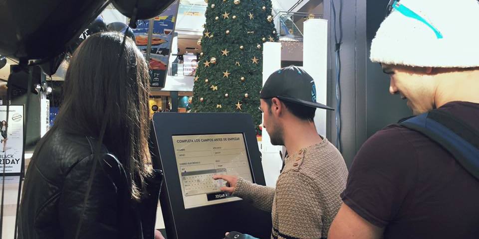 totem-blackfriday-interactuando