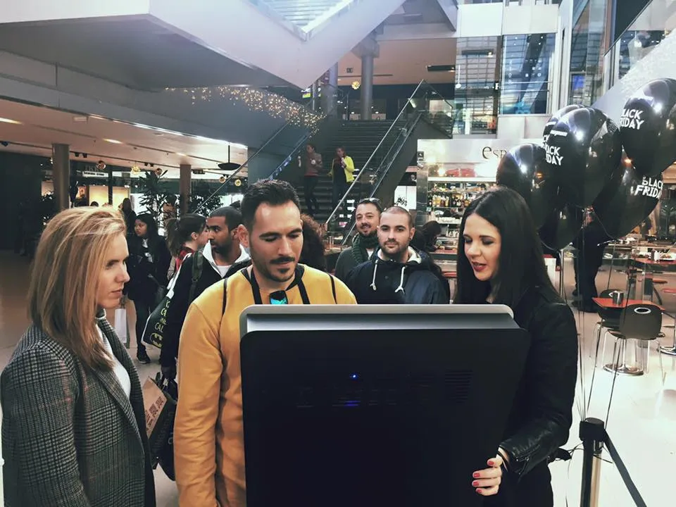 totem-blackfriday-interactuando