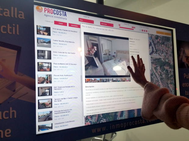 escaparate-interactivo-inmoprocosta-interactuando