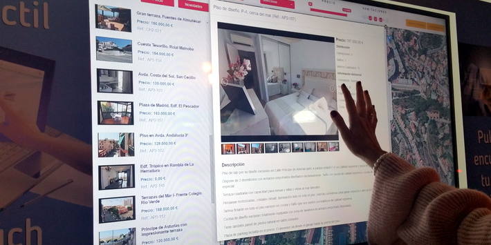 escaparate-interactivo-inmoprocosta-2 escaparate-interactivo-inmoprocosta-interactuando