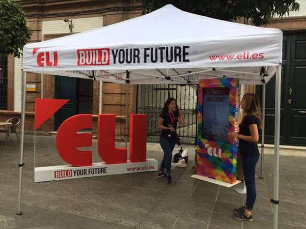 eli-interactuando-totem-tactil