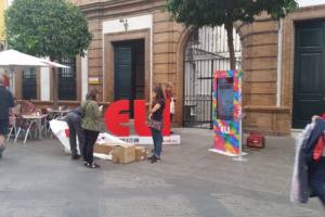 eli-interactuando-totem-tactil