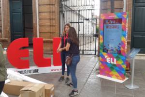 eli-interactuando-totem-tactil