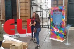 eli-interactuando-totem-tactil