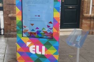 eli-interactuando-totem-tactil