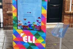 eli-interactuando-totem-tactil