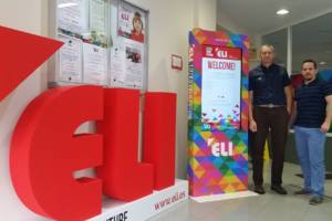 eli-interactuando-totem-tactil