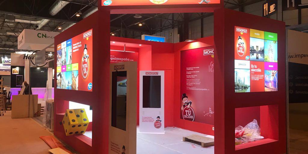 fitur_monopoly interactuando-fitur-interactivo-monopoly-tactil-totem