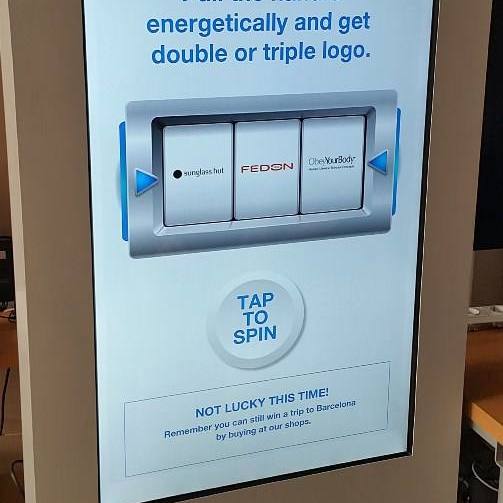 aena-interactando-totem-interactivo