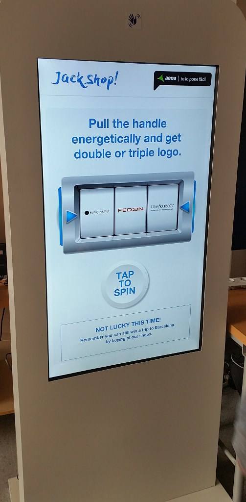 aena-interactando-totem-interactivo