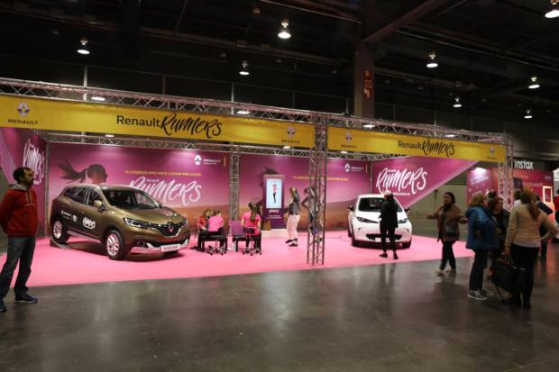 Carrera-Mujer-Renault-interactuando