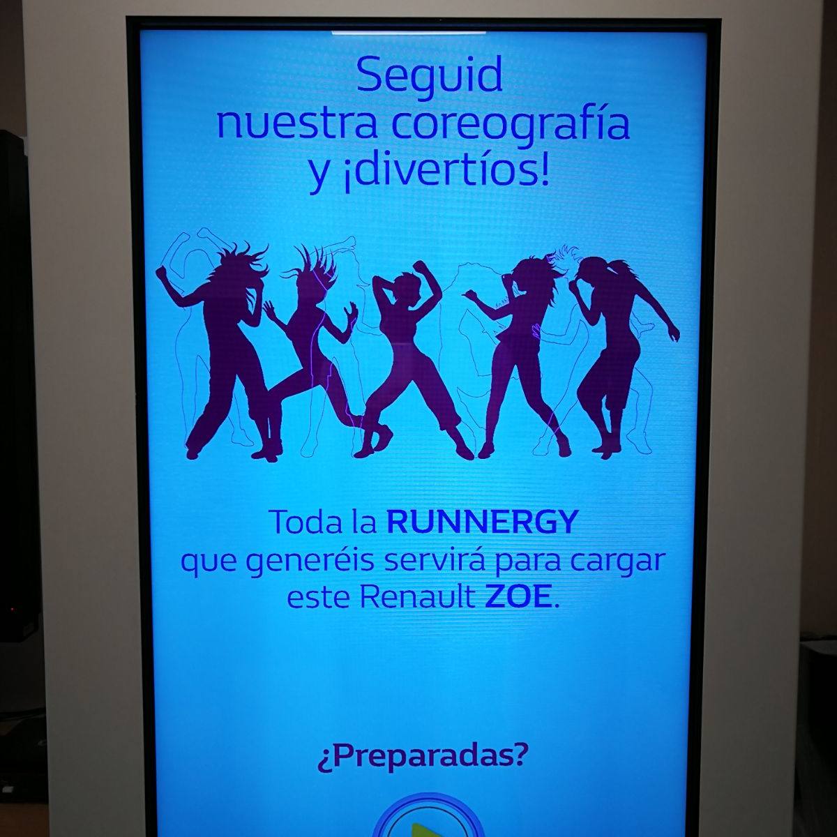 interactuando-renault-carrera-mujer-totem