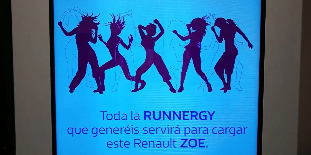 interactuando-renault-carrera-mujer interactuando-renault-carrera-mujer-totem