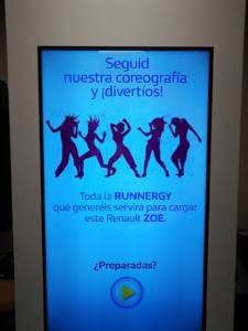 interactuando-renault-carrera-mujer-totem
