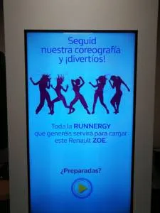 interactuando-renault-carrera-mujer-totem