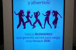 interactuando-renault-carrera-mujer-totem