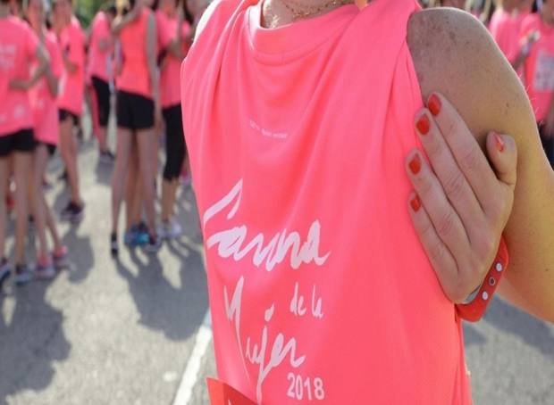 carrera-mujer-gijon-interactuando-renault