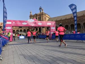 carrera-mujer-sevilla-interactuando