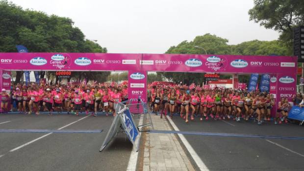 carrera-mujer-sevilla-interactuando