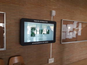i-Touch-ayuntamiento-camas-interactuando