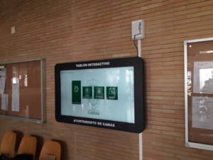 i-Touch-ayuntamiento-camas-interactuando