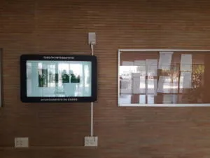 i-Touch-ayuntamiento-camas-interactuando