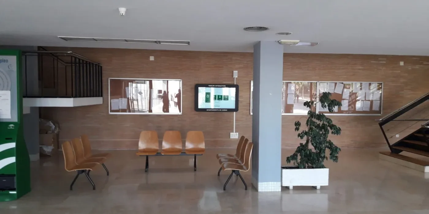 i-Touch-ayuntamiento-camas-interactuando