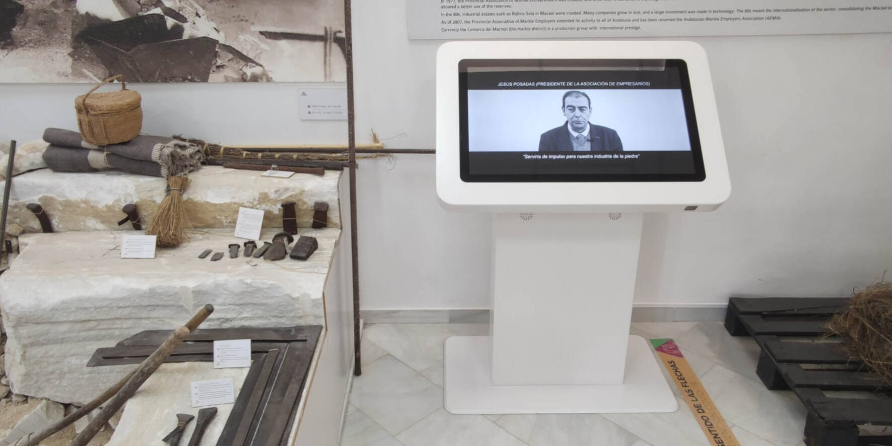 interactuando-ayuntamiento-macael-atril interactuando-ayuntamiento-macael-atril