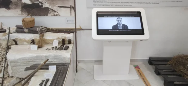 interactuando-ayuntamiento-macael-atril