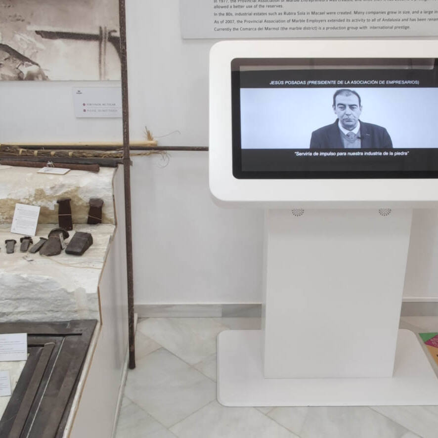 interactuando-ayuntamiento-macael-atril